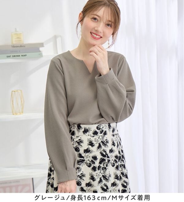 alotta（アロッタ）の「【シワになりにくい】エンボス裏起毛キーネックゆるトップス（カットソー）」｜詳細画像