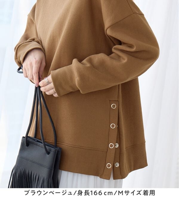 Viola e Viola（ヴィオラ エ ヴィオラ）の「大人の抜け感裏起毛サイドボタントップス（トレーナー・スウェット）」｜詳細画像