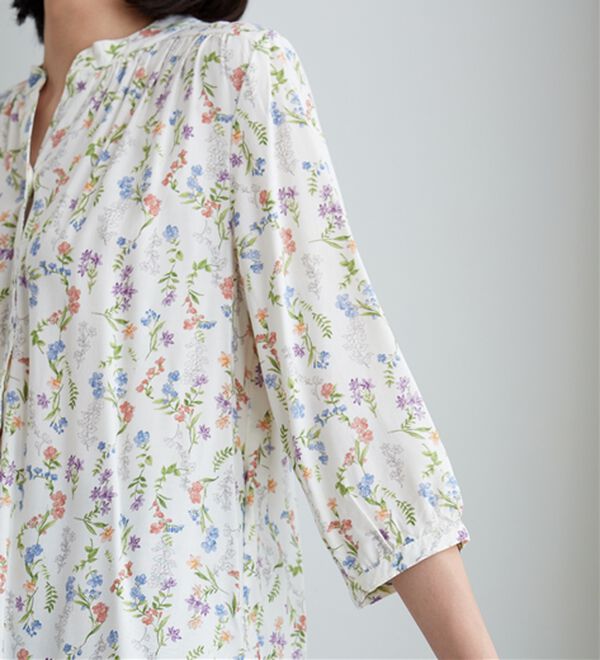 BELLUNA（ベルーナ）の「レーヨン素材ギャザー使いプリントブラウス（ブラウス）」｜詳細画像