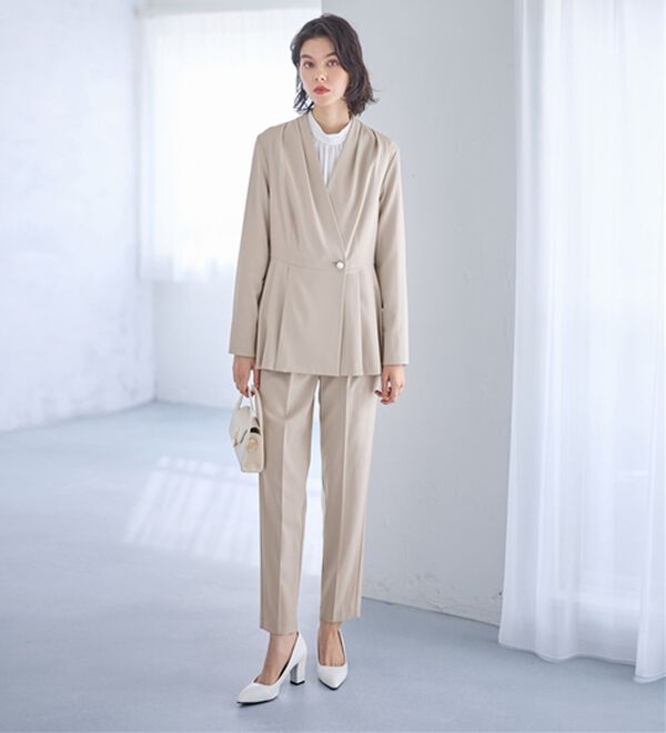 GeeRA（ジーラ）の「【２点セット】パールボタンペプラムプリーツテーパードセットアップ（パンツスーツ）」｜詳細画像