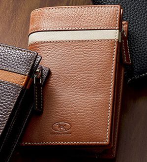 「＜ケン・コレクション＞収納力に優れた縦型二つ折り財布（メンズ財布・パスケース）」｜キャメル