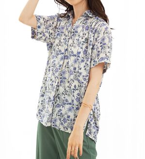 BELLUNA（ベルーナ）の「エアリーツイル裾タックシャツチュニック（チュニック）」｜アイボリー花柄