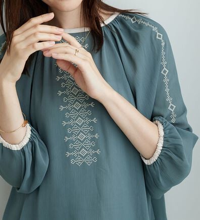 BELLUNA（ベルーナ）の「シフォン素材刺しゅうデザインブラウス（ブラウス）」