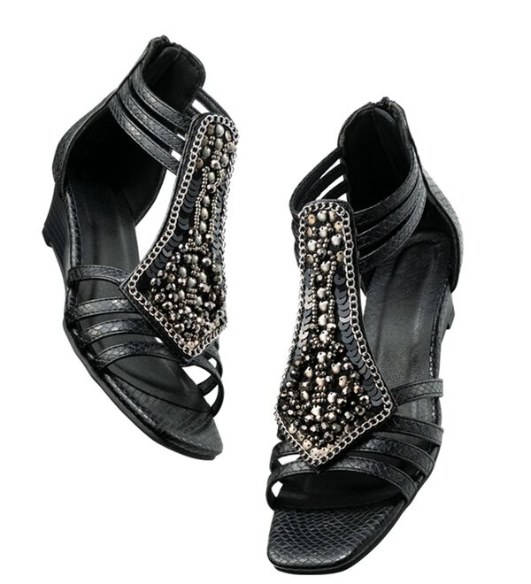 BELLUNA（ベルーナ）の「煌めくスパンコールビジューサンダル（サンダル・ミュール）」｜詳細画像