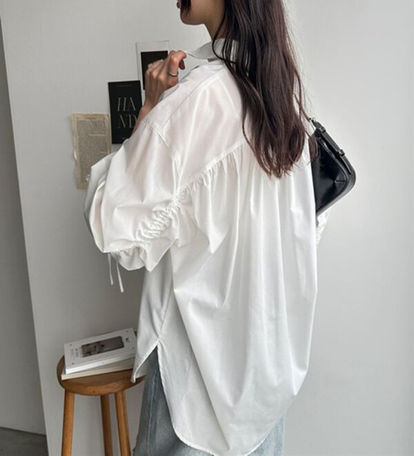 GeeRA（ジーラ）の「バックギャザー＆リボンデザインシャツ（シャツ）」｜詳細画像