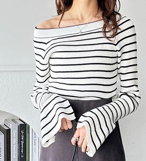 GeeRA（ジーラ）の「バレエネックフレアスリーブニット（ニット・セーター）」｜オフホワイト／ブラックボーダー