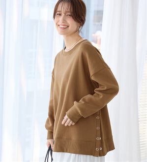 Viola e Viola（ヴィオラ エ ヴィオラ）の「大人の抜け感裏起毛サイドボタントップス（トレーナー・スウェット）」｜ブラウンベージュ