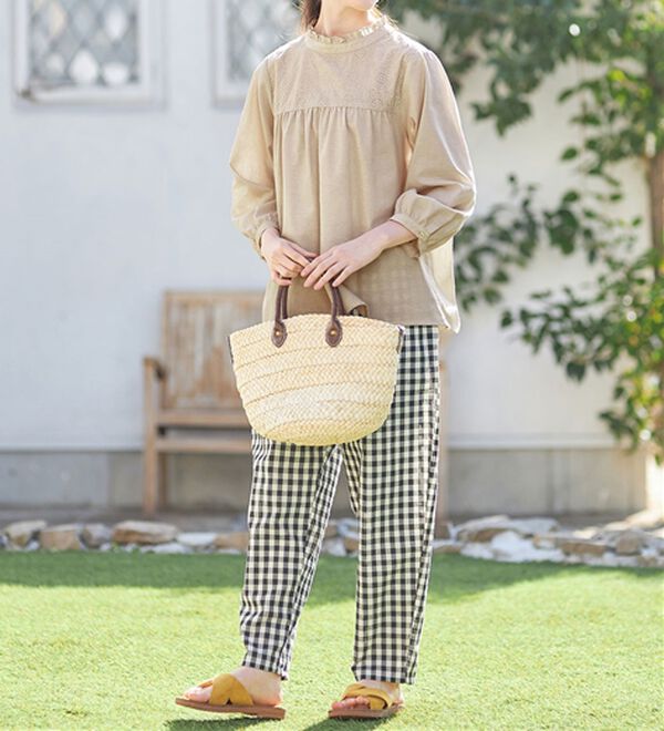 Viola e Viola（ヴィオラ エ ヴィオラ）の「サークル刺しゅうフリル衿ブラウス（ブラウス）」｜ベージュ