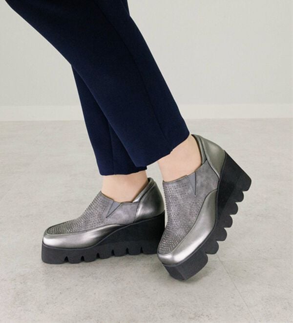 BELLUNA（ベルーナ）の「４Ｅビジュー使いキャタピラーシューズ（スリッポン）」｜詳細画像