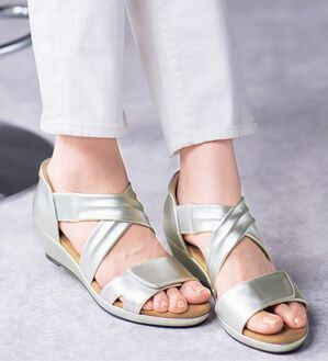 ルフラン（ルフラン）の「らくちんフィットサンダル（サンダル・ミュール）」｜シルバー