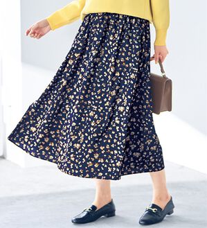 VINNO（ヴィノ）の「ぼかし花柄プリントスカート（ロングスカート）」｜ネイビー系