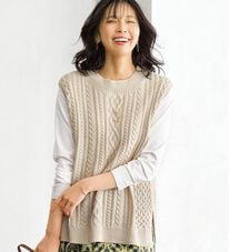 BELLUNA（ベルーナ）の「スリットデザインケーブル柄ニットベスト（ベスト）」