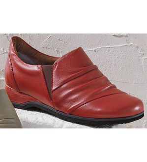 BELLUNA（ベルーナ）の「お買得！５Ｅ牛革シャーリングシューズ（スリッポン）」｜レッド