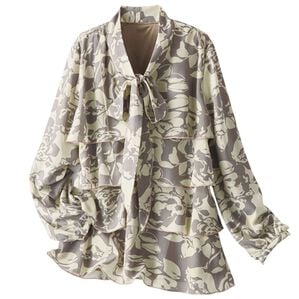 BELLUNA（ベルーナ）の「ボウタイ使いティアードプリントブラウス（ブラウス）」｜モカ系(幾何花柄)