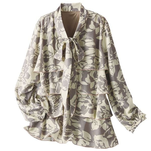 BELLUNA（ベルーナ）の「ボウタイ使いティアードプリントブラウス（ブラウス）」｜モカ系(幾何花柄)