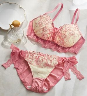 YU'NOW（ユナウ）の「ぷるるん谷間のノンワイヤーブラ＆ショーツ（ブラジャー＆ショーツセット）」｜ピンク編み上げリボン