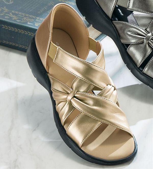 ルフラン（ルフラン）の「ゆったり５Ｅクロスストラップサンダル（サンダル・ミュール）」｜シャンパン