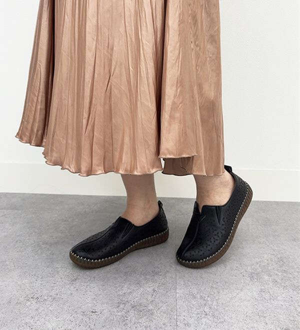 BELLUNA（ベルーナ）の「ゆったりカットワークスリッポン（スリッポン）」｜詳細画像