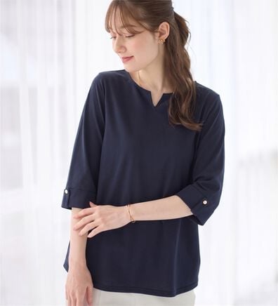 alotta（アロッタ）の「さらっと綿混素材 金ボタンデザインTシャツ（カットソー）」