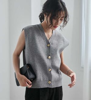 RANAN（ラナン）の「【ムースタッチ】洗える！ゴールド調ボタンニットベスト（ベスト）」｜グレー