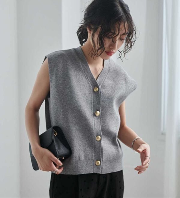 RANAN（ラナン）の「【ムースタッチ】洗える！ゴールド調ボタンニットベスト（ベスト）」｜グレー