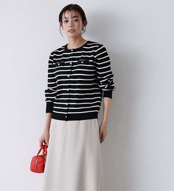 Pierrot（ピエロ）の「上品見えスポンジニットゴールドボタンカーディガン（ニットカーディガン）」｜詳細画像