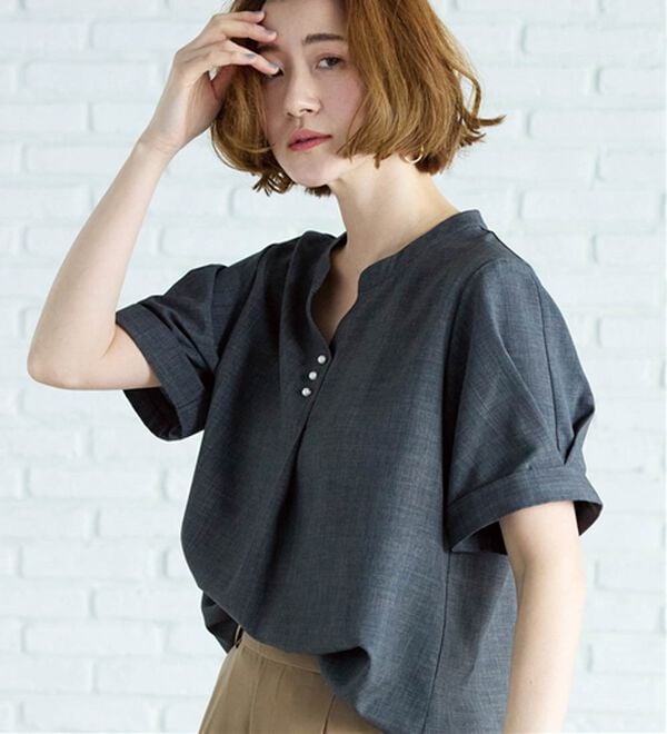 BELLUNA（ベルーナ）の「麻調合繊パール付タックデザインブラウス（ブラウス）」｜詳細画像