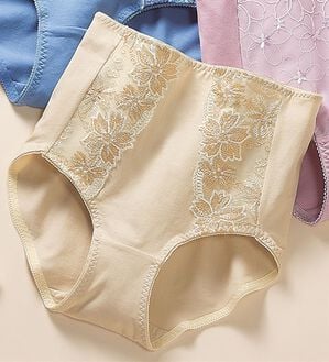 LAVIENNE（ラヴィエンヌ）の「綿９５％の華やかショーツ　単品（ショーツ）」｜ベージュ