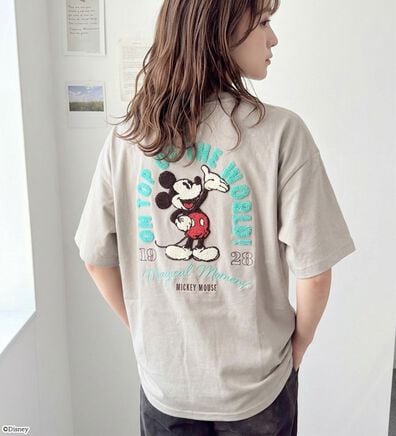 BELLUNA（ベルーナ）の「＜Ｄｉｓｎｅｙ＞【ミッキー】バックサガラ刺しゅうワイドシルエットＴシャツ（Tシャツ）」