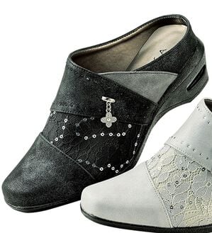 BELLUNA（ベルーナ）の「４Ｅ揺れるチャームレース切替ミュール（サンダル・ミュール）」｜ブラック