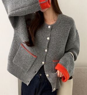 GeeRA（ジーラ）の「ゴールドボタン配色ニットカーデ（ニットカーディガン）」｜杢グレー&times;オレンジ