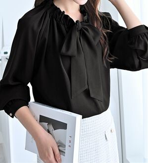 alotta（アロッタ）の「フリル衿ボウタイデザインブラウス（ブラウス）」｜ブラック