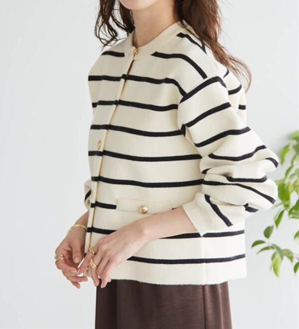 RANAN（ラナン）の「【4つの機能付き】洗える！ゴールド調ボタンニットカーディガン（ニットカーディガン）」｜詳細画像