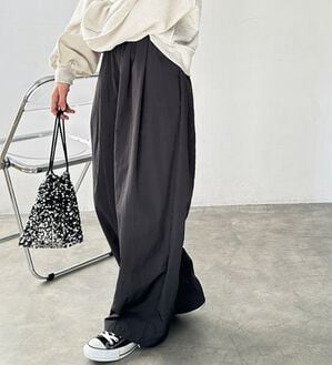 GeeRA（ジーラ）の「さらとろ素材が嬉しい！ダブルタックワイドパンツ（フルレングスパンツ）」｜チャコール