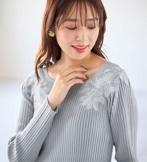 alotta（アロッタ）の「カシミヤタッチ肩刺しゅうニット（ニット・セーター）」｜ライトブルー