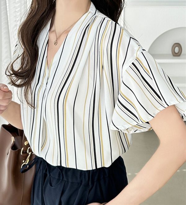 GeeRA（ジーラ）の「サラサラ涼しい！着やせも叶うフレアー袖ブラウス（ブラウス）」｜ベージュ系ストライプ