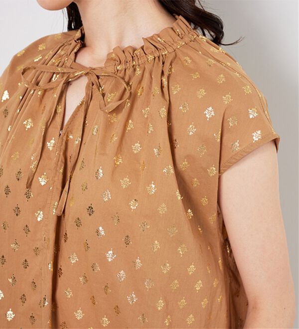 BELLUNA（ベルーナ）の「プロヴァンス箔プリントブラウス（ブラウス）」｜詳細画像