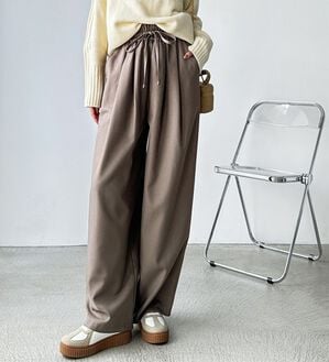 GeeRA（ジーラ）の「ウールライクダブルタックイージーパンツ（フルレングスパンツ）」｜モカベージュ