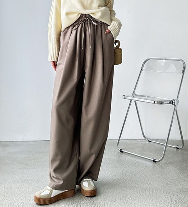 GeeRA（ジーラ）の「ウールライクダブルタックイージーパンツ（フルレングスパンツ）」｜モカベージュ