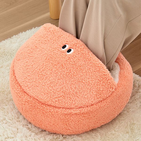 iellio（イエリオ）の「モンスターフットクッション（クッション・クッションカバー）」｜オレンジ