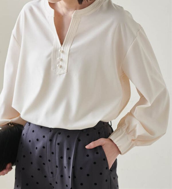 RANAN（ラナン）の「3つの機能付！パール調ボタン付スキッパーブラウス（ブラウス）」｜詳細画像