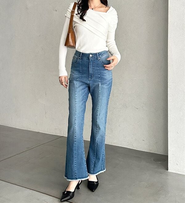 GeeRA（ジーラ）の「センターシームフレアデニムパンツ（フルレングスパンツ）」｜詳細画像