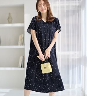 alotta（アロッタ）の「【４つの機能付】ひんやりフロントタックＶネックゆるワンピース（カットソーワンピース）」｜ドット柄