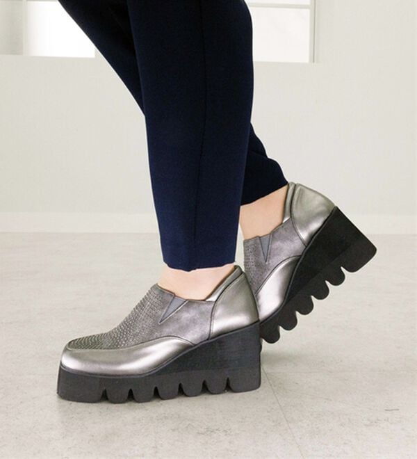 BELLUNA（ベルーナ）の「４Ｅビジュー使いキャタピラーシューズ（スリッポン）」｜詳細画像