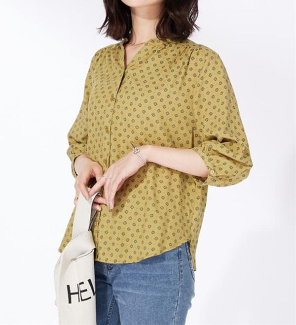 BELLUNA（ベルーナ）の「レーヨン素材ギャザー使いプリントブラウス（ブラウス）」｜詳細画像