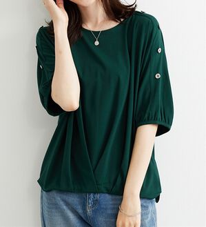 BELLUNA（ベルーナ）の「肩ボタンデザイン裾タックプルオーバー（カットソー）」｜モスグリーン