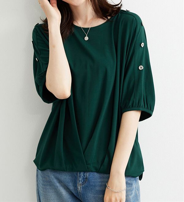 BELLUNA（ベルーナ）の「肩ボタンデザイン裾タックプルオーバー（カットソー）」｜モスグリーン