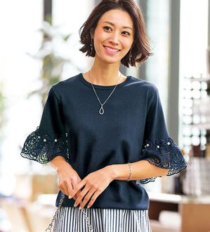 BELLUNA（ベルーナ）の「袖レースフェミニンニットプルオーバー（ニット・セーター）」｜ネイビー