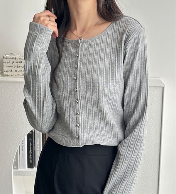 GeeRA（ジーラ）の「メニーボタンランダムリブトップス（カットソー）」｜詳細画像