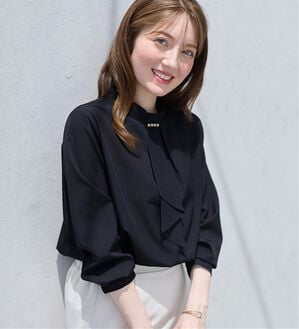 alotta（アロッタ）の「上品見えパール付きボウタイタックブラウス（ブラウス）」｜ネイビー